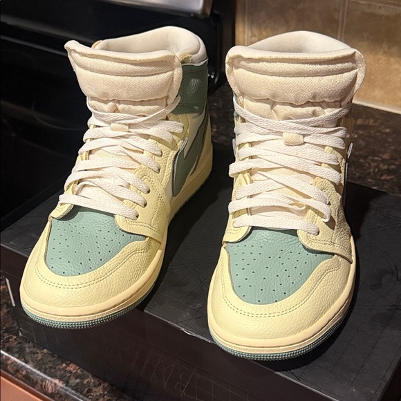 🎄 Christmas Sale 🎄 Size 10 Nike Air Jordan 1 Green Beige & White - Worn Once - Picture 8 of 13